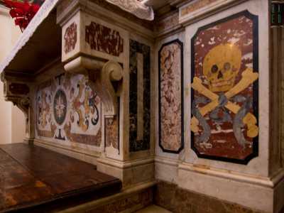 ...o i due crani disegnati sul marmo dell�altare, che paiono quasi sorridere sardonicamente